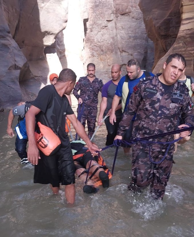 الدفاع المدني ينقذ شخص تعرض للسقوط في محمية الموجب