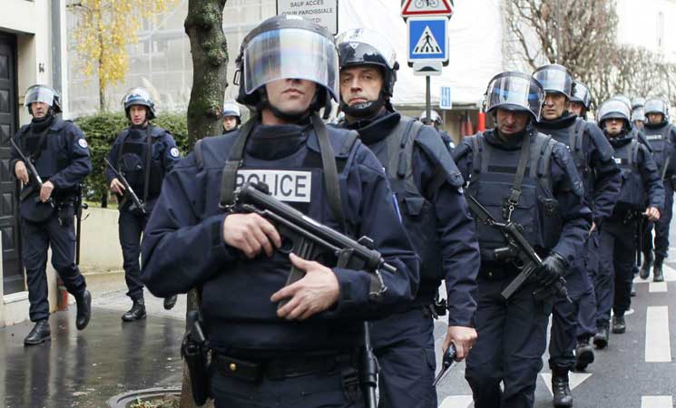 الشرطة الفرنسية تتمرد وتطالب بصلاحيات أوسع