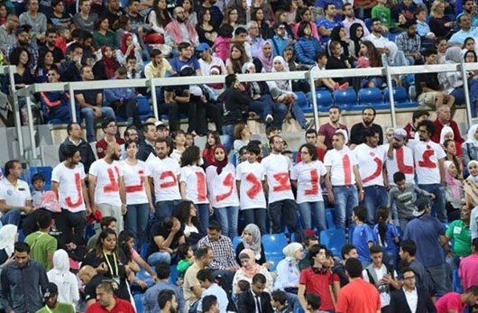الأردنيون يحتجون على الغاز الصهيوني بملاعب كرة القدم