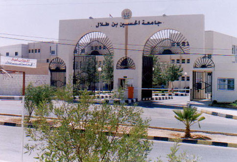 اليوم العلمي الثقافي الأول لكلية العلوم في جامعة الحسين