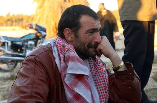 سوري يبكي قبيل خروجه من حلب