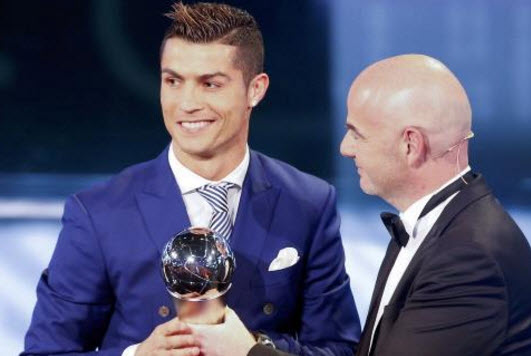 كريستيانو رونالدو يتوج بجائزة افضل لاعب في العالم