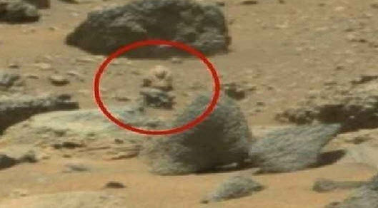 العثور على "كائن فضائي مسلح" على سطح المريخ!!