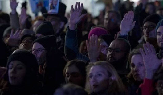 آلاف من سكان نيويورك على رأسهم روبرت دي نيرو يتظاهرون ضد ترامب