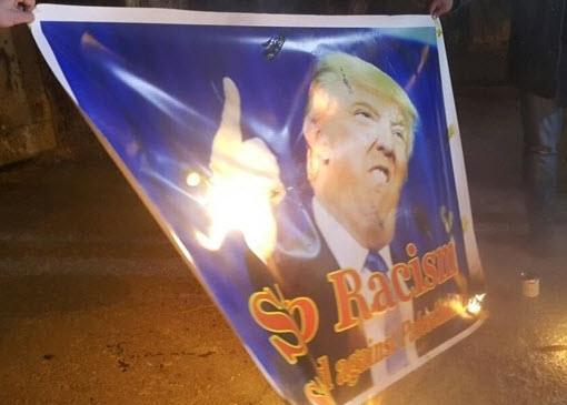 فلسطينيون يحرقون صور ترامب