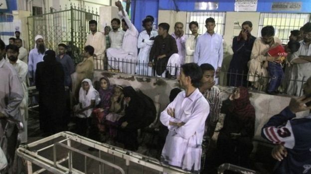 مقتل 12 شخصا وجرح 35 في انفجار قنبلة في سوق بباكستان