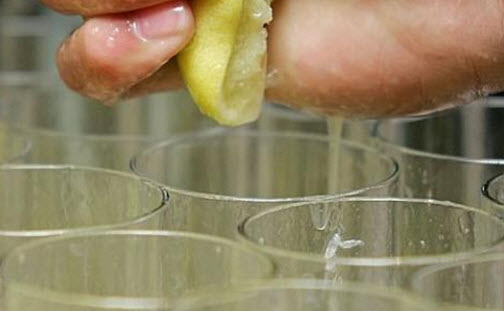 ماذا يحدث إذا شربت الماء مع قطع ليمون كل يوم؟
