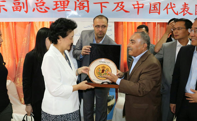 نائب رئيس مجلس الدولة الصيني يزور كلية السياحة والآثار في جامعة الحسين بن طلال