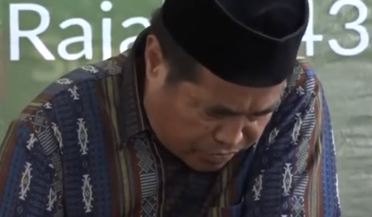 وفاة أشهر قارئ للقرآن الكريم في إندونيسيا على الهواء ... فيديو