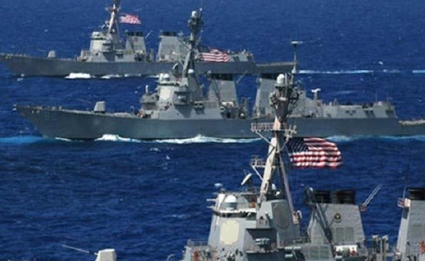 مدمرة أمريكية تطلق تحذيرات لسفينة إيرانية