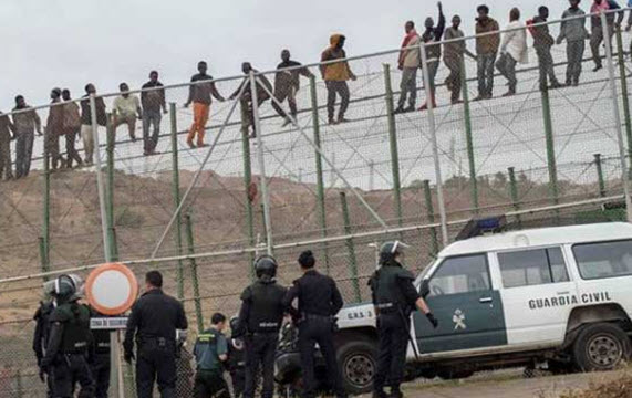 الأمن المغربي يحبط محاولة 400 مهاجر إفريقي اقتحام جيب “سبتة”