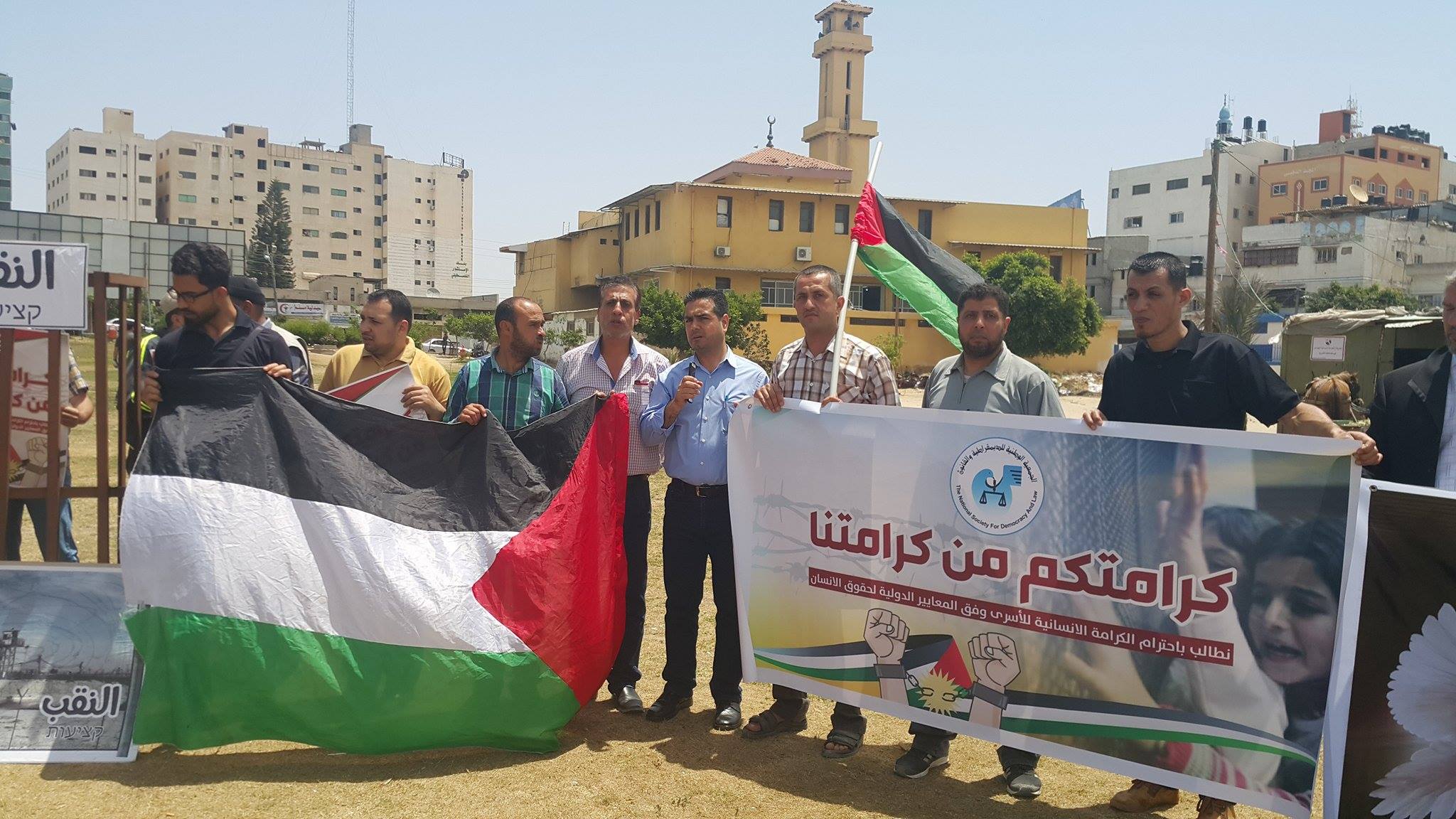 مؤسسات المجتمع المدني في رفح تنظم وقفة تضامنية دعما للأسري في سجون الاحتلال