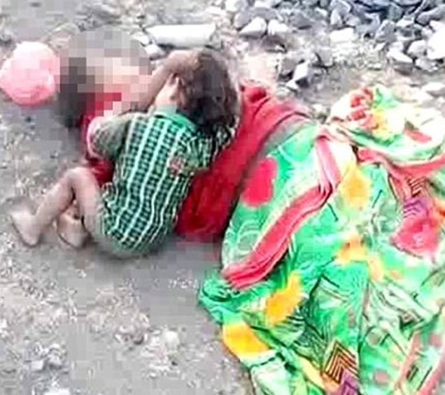 صورة أبكت العالم.. طفل هندي يحاول أن يرضع من أمه الميتة على الطريق