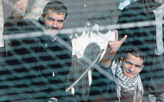 الأسرى الفلسطينيين يرفعون سقف مطالبهم قراقع: بالاعتراف بهم كأسرى حرب