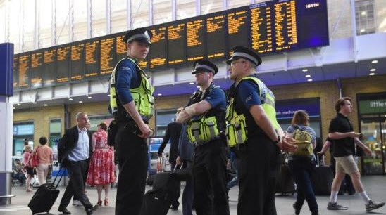الشرطة البريطانية تعتقل شخصين آخرين للاشتباه في صلتهما بهجوم مانشستر