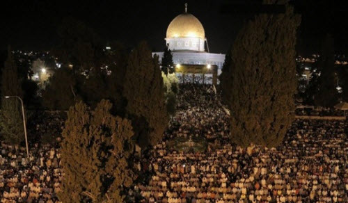 عشرات آلاف من الفلسطينيين يشدون الرحال الى المسجد الأقصى لإحياء "ليلة القدر"