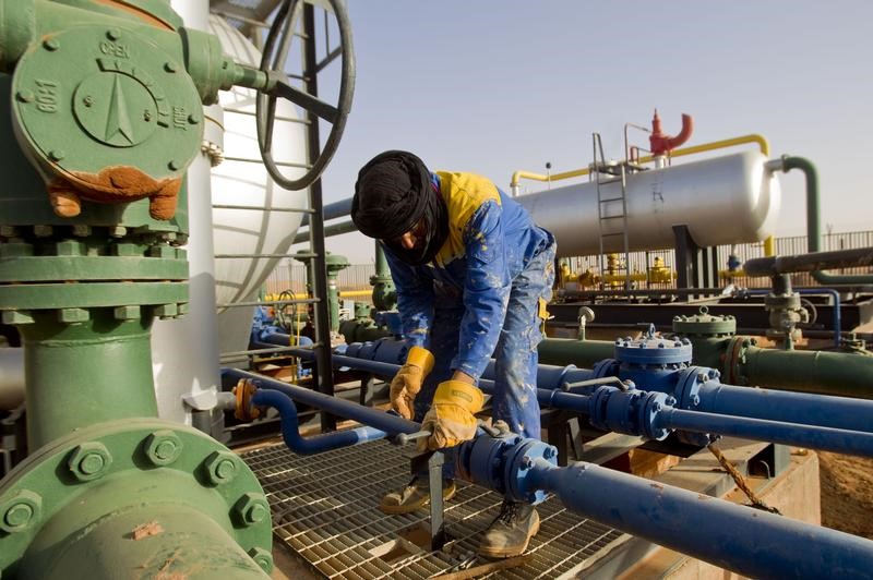 الجزائر تستهدف 3.7% نموا سنويا بقطاع النفط والغاز