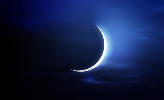 فلكي سعودي منهياً تتبع منازل القمر: هلال العيد وُلدَ فجراً ورؤيته تتضح بعد الغروب