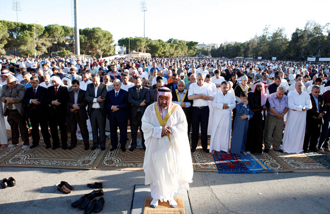 آلاف المواطنين يشاركون في صلاة العيد