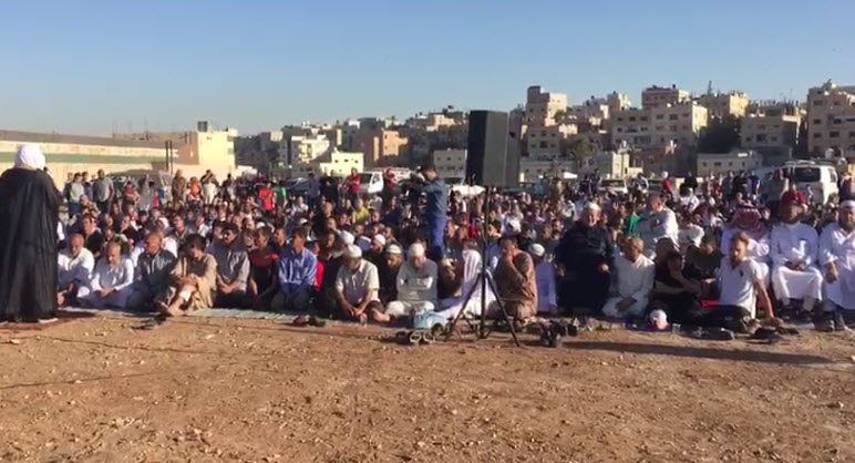 المئات من المواطنين يشاركون في صلاة العيد في مصلى الرصيفة.. مصور وتقرير تلفزيوني