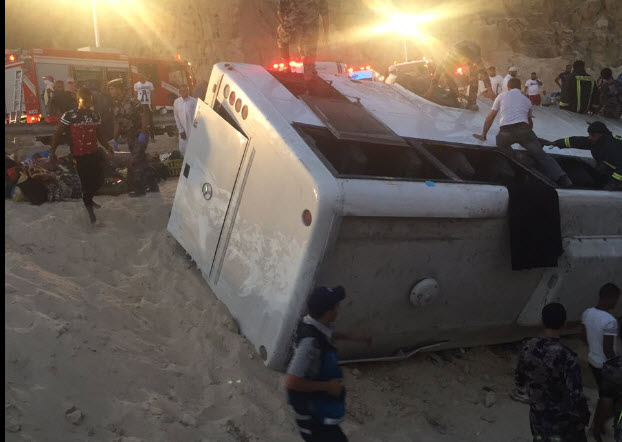 6 وفيات و38 إصابة بحادث سير لحافلة معتمرين أردنيين.. أسماء وصور وفيديو