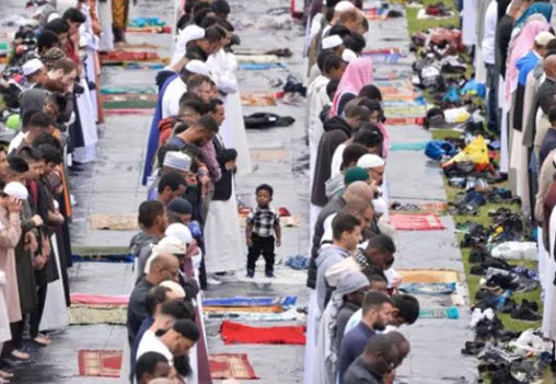 الأكبر بأوروبا.. 100 ألف مسلم يصلون العيد ببرمنغهام.. فيديو
