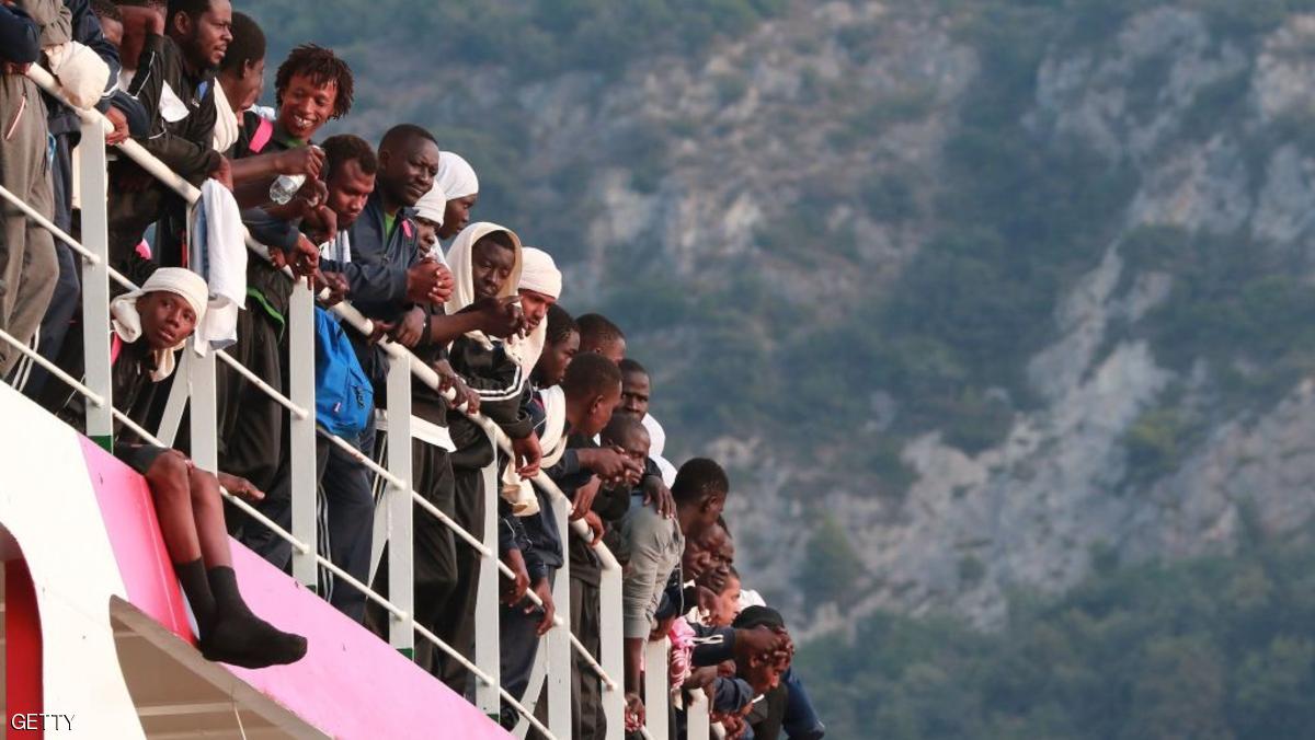 إسبانيا "تنقذ" عشرات المهاجرين