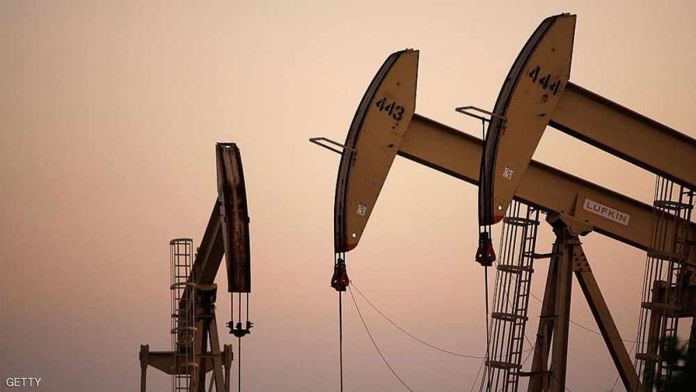 النفط يرتفع بفعل انخفاض المخزونات الأميركية