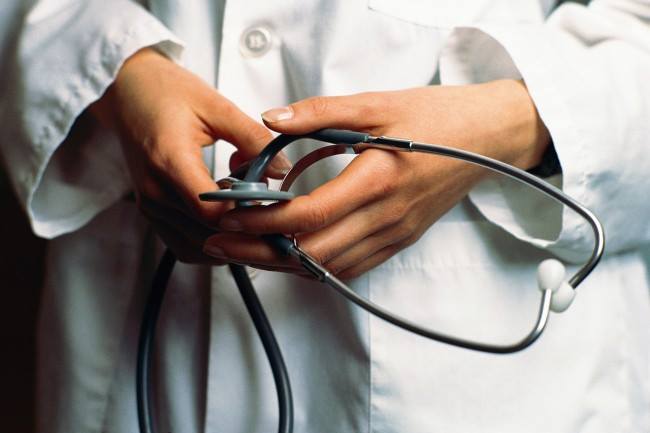 عمان : لبنانية تمتهن الطب وعلاج التصلب اللويحي دون شهادة علمية