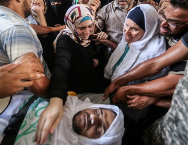تشييع شرطي فلسطيني استشهد في تفجير انتحاري جنوبي غزة