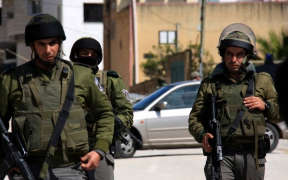 قوات الاحتلال تقتحم سجن "ريمون" وتنقل 120 من أسرى "فتح"