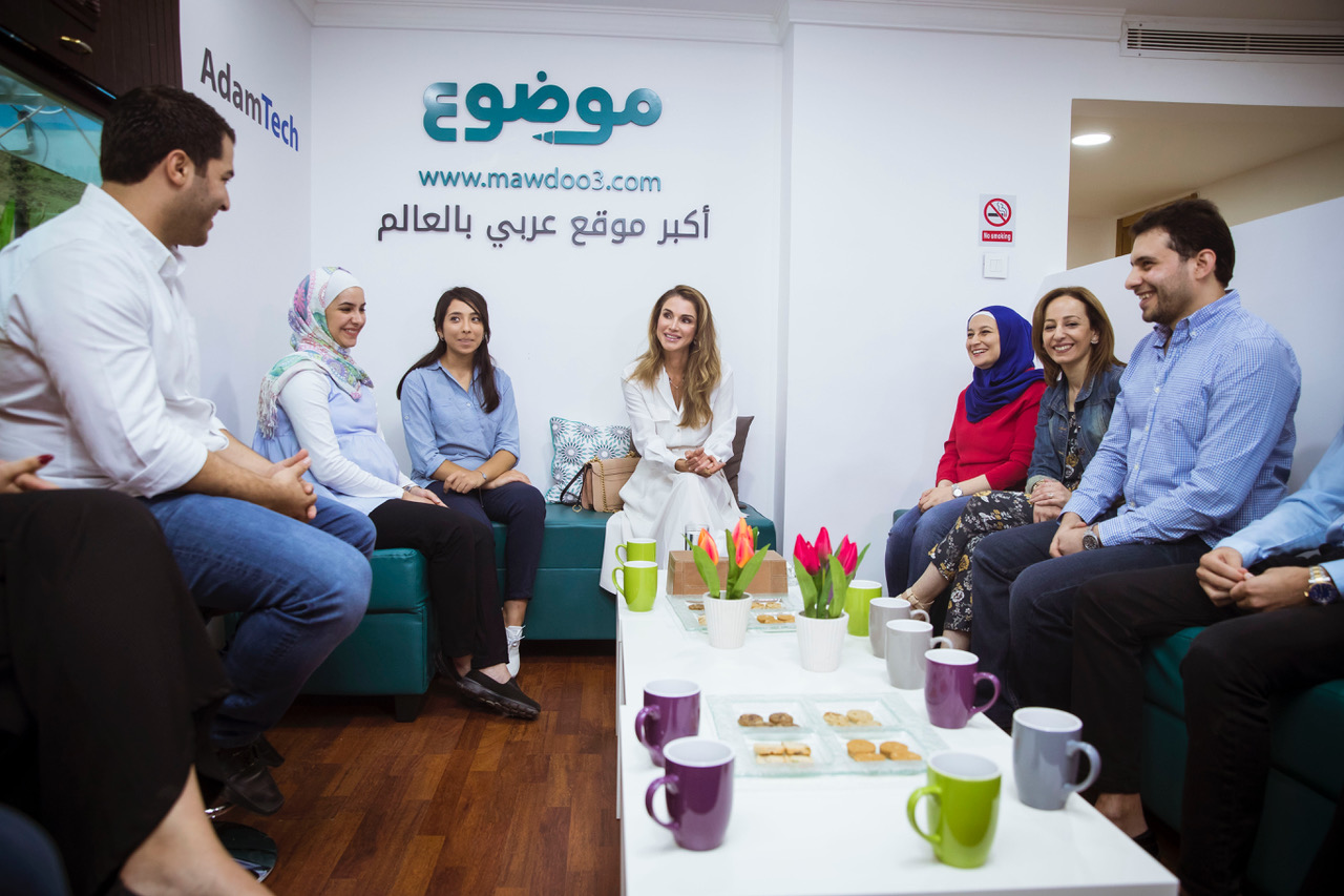 الملكة رانيا العبدالله تزور مكاتب موضوع. كوم وادم تك وتلتقي الريادين العاملين فيها