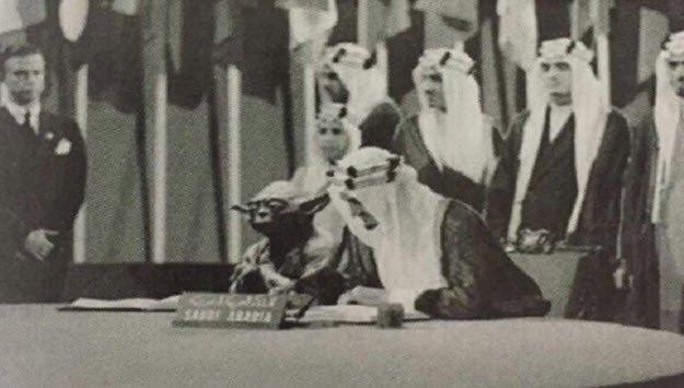 كائن غريب بجوار الملك فيصل يضع "التعليم السعودية" في مأزق!