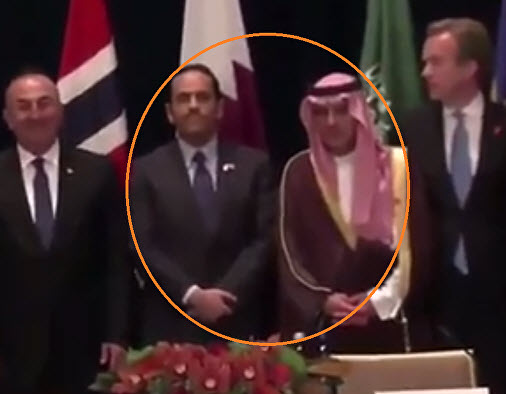 وزير الخارجية القطري يتعرض لموقف محرج من نظيره السعودي.. فيديو