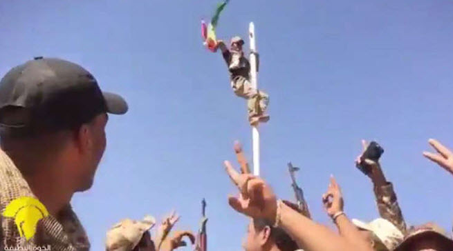 قوة عراقية تقوم بإنزال علم كردستان في كركوك