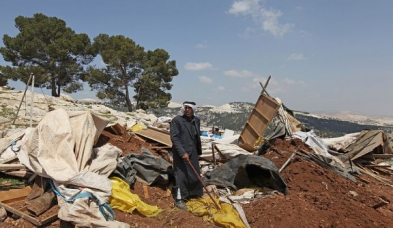 آليات الاحتلال تهدم منازل متنقّلة في تجمع "جبل البابا" شرقي القدس 