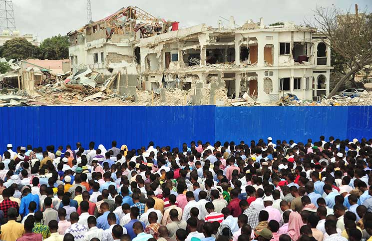 آلاف الصوماليين يؤدون صلاة الجمعة في موقع انفجار مقديشو