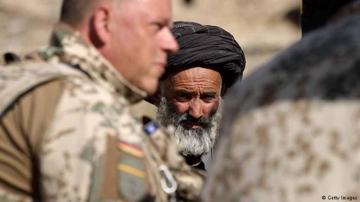 عشرات القتلى في تفجيرين انتحاريين بمسجدين في أفغانستان