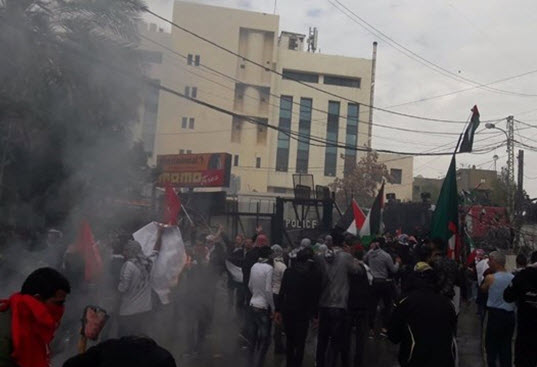 متظاهرون يهاجمون السفارة الأمريكية في بيروت.. فيديو