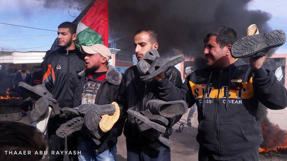 فلسطينيون يمنعون وفد بحريني تطبيعي من دخول غزة بالأحذية والاطارات المشتعلة.. مصور
