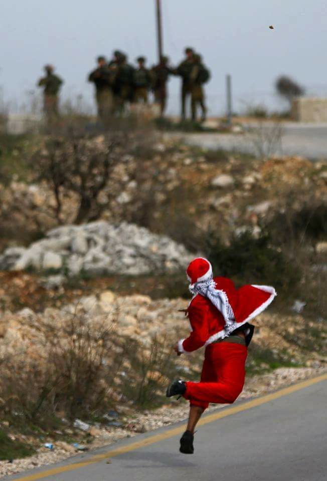 مقاوم فلسطيني بملابس "بابا نويل" .. مصور