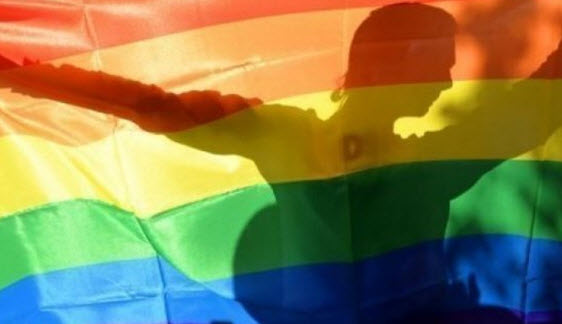 مصر: القضاء يفرج بكفالة عن شخصين رفعا علم المثليين في حفل لـ"مشروع ليلى"