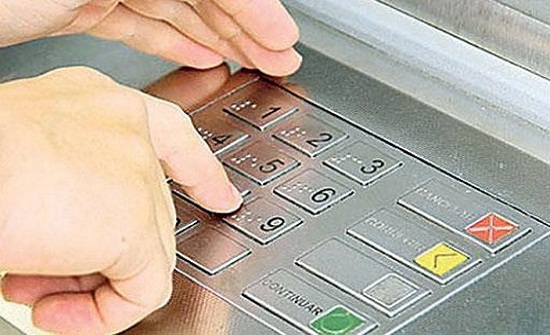 القبض على ليبي يحمل "48" بطاقة صراف آلي في الشميساني