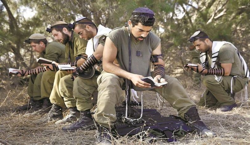 صحيفة عبرية: الجيش (الإسرائيلي) يجبر جنوده على اعتناق الديانة اليهودية