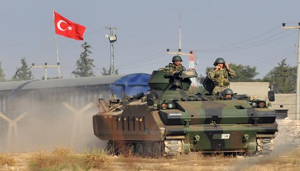 تركيا تحشد قواتها عند الحدود السورية