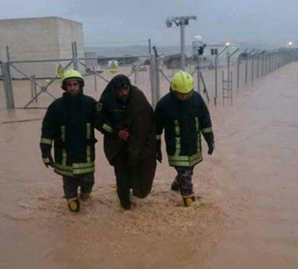 دفاع مدني مادبا ينقذ حارسا حاصرته مياه الأمطار