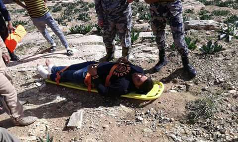 الدفاع المدني ينقذ مواطنا سقط من مرتفع جبلي في ذيبان.. مصور 