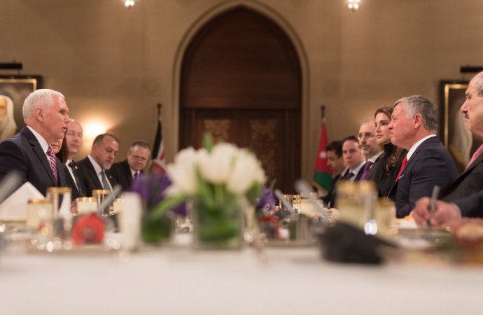 "وول ستريت" : بنس يتلقى مزيداً من النكسات مع تحذيرات ملك الأردن