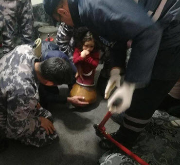 الدفاع المدني يؤكد صحة فيديو إنقاذ طفلة من وعاء نحاسي.. فيديو