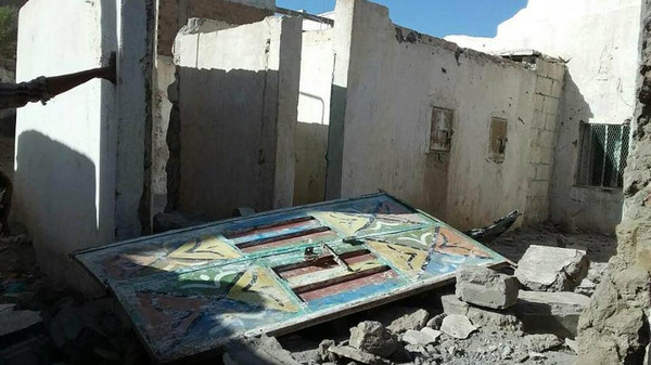 قذيفة حوثية تدمر منزل ناشط إغاثة على رؤوس ساكنيه في حيس